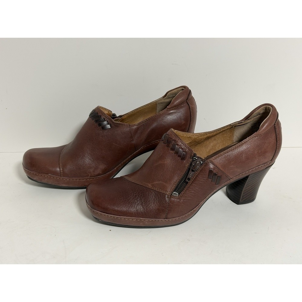 Clarks Artisan leather mid-heel shooties in a reddish-brown color, Women's 8M